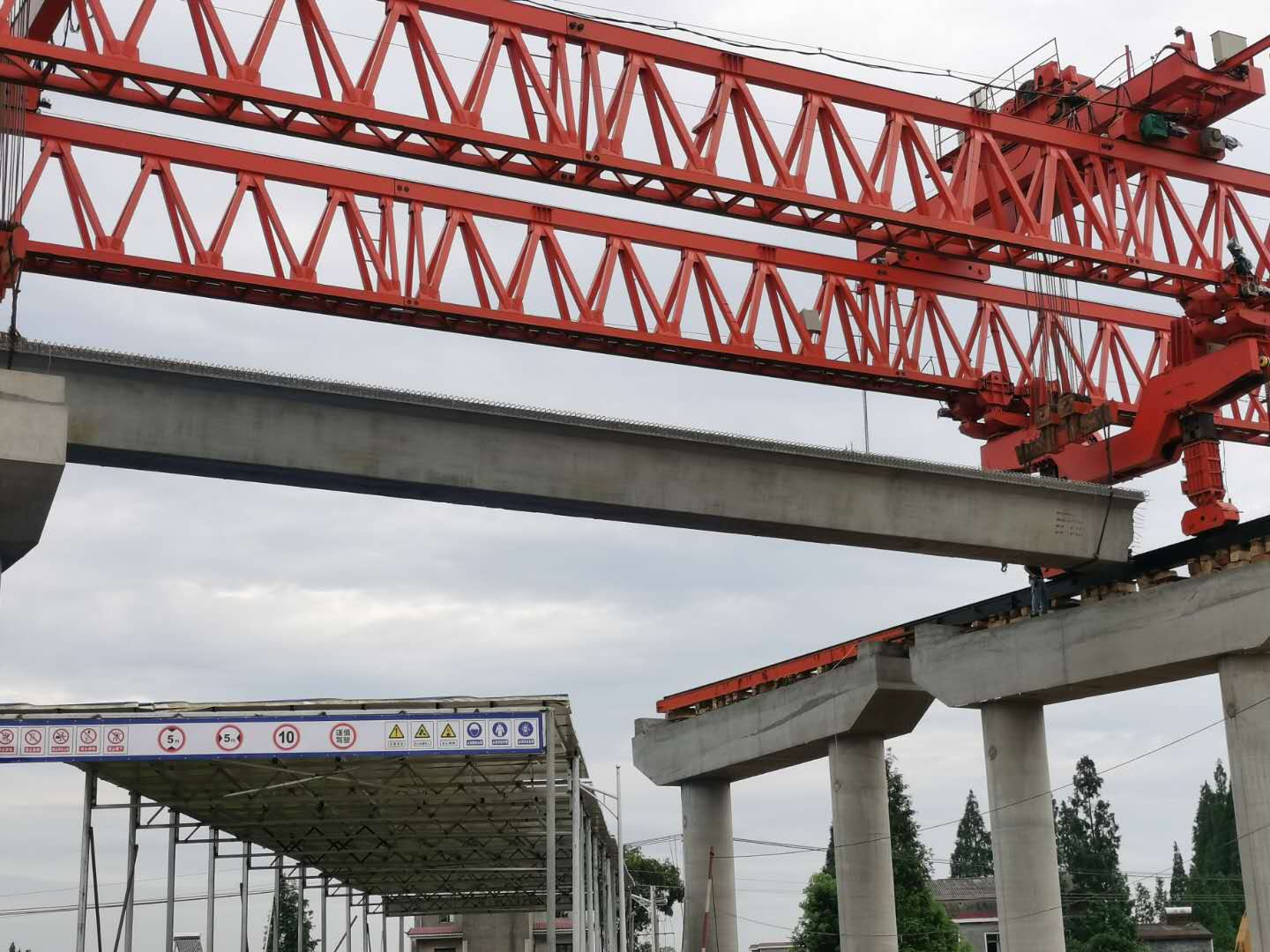 20200722440258.jpg 伍益14標大里程方向首片梁板成功架設照片 (2).jpg