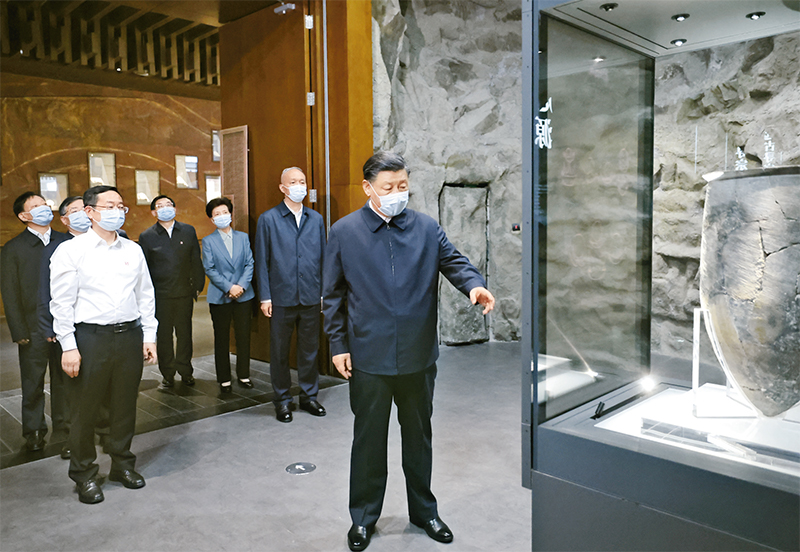 2023年6月2日，中共中央總書記、國(guó)家主席、中央軍委主席習(xí)近平在北京出席文化傳承發(fā)展座談會(huì)并發(fā)表重要講話。這是座談會(huì)前，習(xí)近平2日下午在中國(guó)歷史研究院考察。 新華社記者 鞠鵬/攝