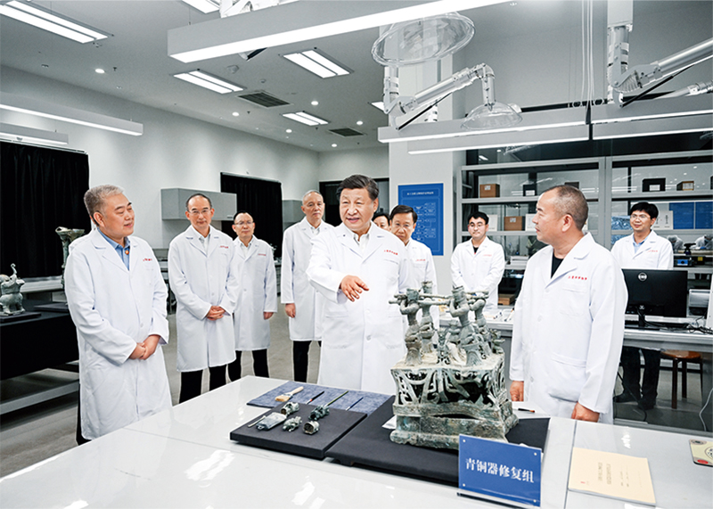 2023年7月25日至27日，中共中央總書記、國(guó)家主席、中央軍委主席習(xí)近平在四川考察。這是26日下午，習(xí)近平在位于德陽市廣漢市的三星堆博物館文物保護(hù)與修復(fù)館，同現(xiàn)場(chǎng)工作人員親切交流。 新華社記者 謝環(huán)馳/攝